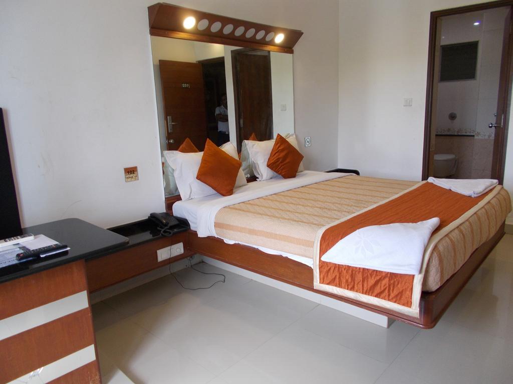 Lotus Comfort - A Pondy Hotel Pondichéry Extérieur photo